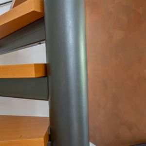 Wandgestaltung mit Kupferpigmenten und Geländer-Effektlackierung